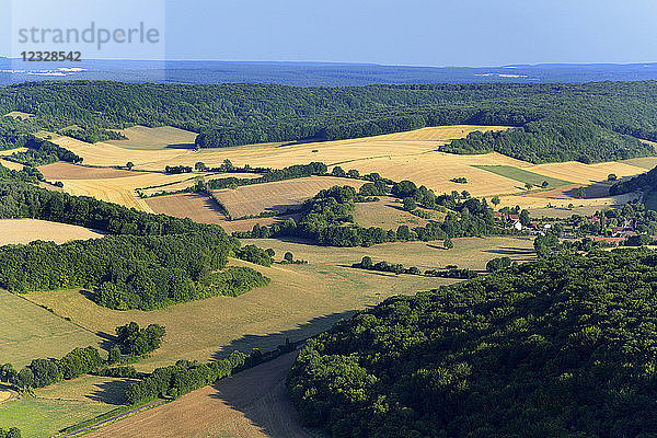 Europa  Frankreich  Felder und Wald in Burgund bei Donzy in der Nievre