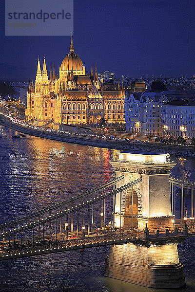 Ungarn  Budapest  Parlament  Kettenbrücke  Fluss Donau