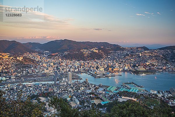 Japan  Kyushu  Nagasaki Stadt  Nagasaki Bucht bei Sonnenuntergang vom Berg Inasa