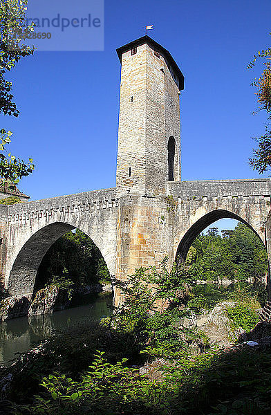 Frankreich  Nouvelle Aquitaine  Departement Pyrenees Atlantiques (64)  Bearn-Land  Orthez  alte Brücke und Fluss Pau