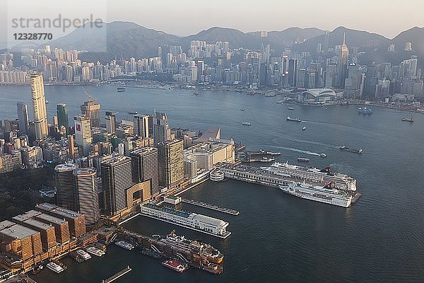 China Hongkong Kowloon Kowloon Skyline und Ocean Terminal