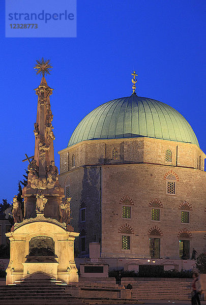 Ungarn  Pecs  Szechenyi ter  Katholische Kirche  ehemalige Pascha Qasim Moschee  Dreifaltigkeitssäule