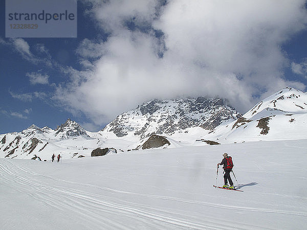 ÖSTERREICH  Tirol  Silvrettagebirge  Langläufer wandern zur Larainfernerspitze