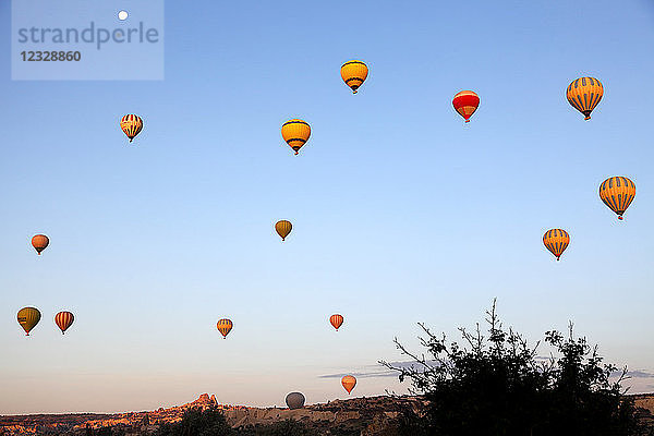 Türkei  Zentralanatolien  Kappadokien  Provinz Nevsehir  Cavusin  Heißluftballon