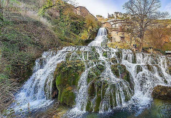 Spanien Provinz Burgos  Orbaneja del Castillo Stadt Wasserfall