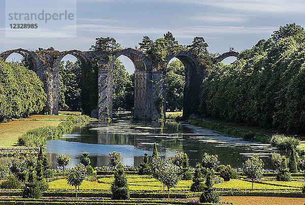 Frankreich  Centre Val de Loire  Eure et Loir  Aquäduktbrücke und Gärten des Chateau de Maintenon