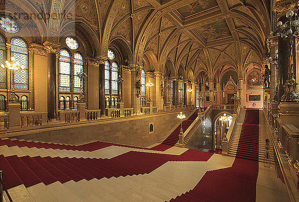 Ungarn  Budapest  Parlament  Orszaghaz  Innenraum  Treppenhaus