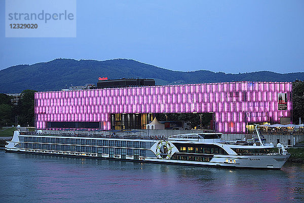 Österreich  Oberösterreich  Linz  Lentos Kunstmuseum  Donau  Kreuzfahrtschiff