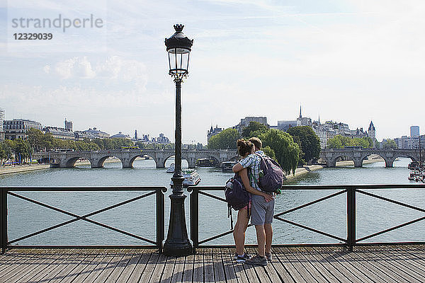 Frankreich  Paris  zwei junge Verliebte auf der Pont des Arts  im Sommer.