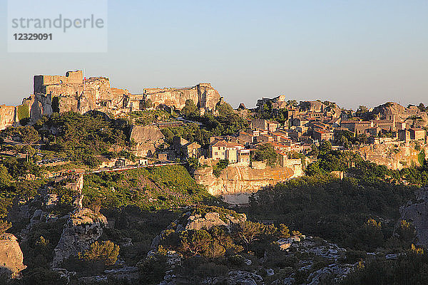 Frankreich  Provence Alpes Cote d'Azur  Bouches du Rhone (13)  Region Alpilles  Les Baux de Provence  das Schloss und das Dorf