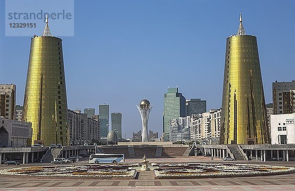 Kasachstan  Astana City  Neue Verwaltungsstadt  Nurzhol Avenue und Bayterek-Denkmal