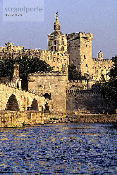 Frankreich  Provence Alpes Cote d'Azur  Vaucluse (84)  Avignon  Rhone  Brücke Saint Benezet und Palais des Papes (Unesco-Weltkulturerbe)