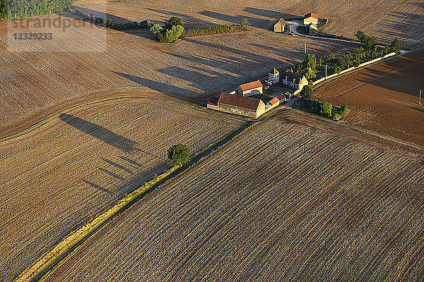 Europa  Frankreich  Felder und Bauernhof in Burgund bei Donzy in der Nievre
