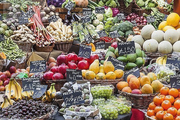 England  London  Southwark  Borough Market  Ausstellung von Obst und Gemüse