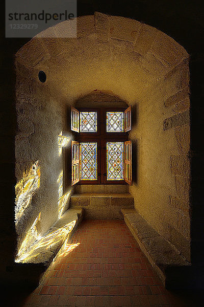 Europa  Frankreich  Schlossfenster Suscinio in Sarzeau im Morbihan