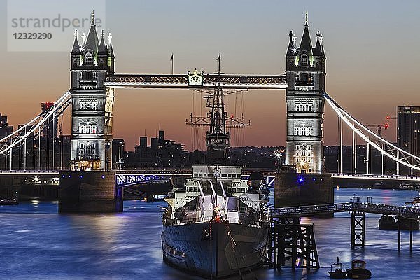 England  London  Southwark  Tower Bridge in der Morgendämmerung