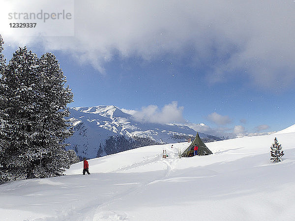 Österreich  Tirol  Sellraintal  ein khakifarbenes Zelt in Form eines Tipis steht inmitten eines Schneefeldes vor den Stubaier Alpen