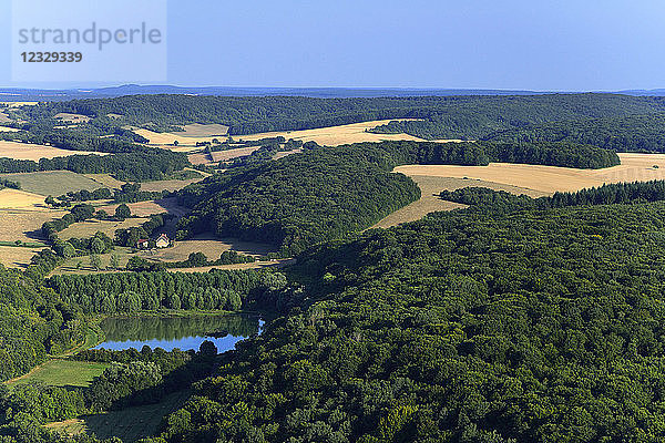 Europa  Frankreich  Felder und Wald in Burgund bei Donzy in der Nievre