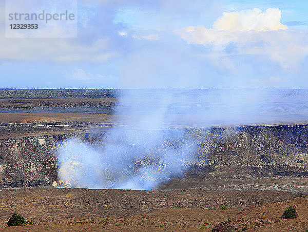 Hawaii  Big Island  Hawaii Volcanoes National Park  Kilauea Caldera  Halemaumau Krater  Gaswolke