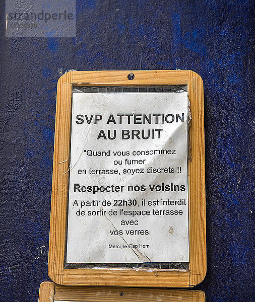 Frankreich  Paris 3. Bezirk  Marais-Viertel  Plakat mit der Bitte  den Lärm auf der Terrasse eines Cafés zu reduzieren