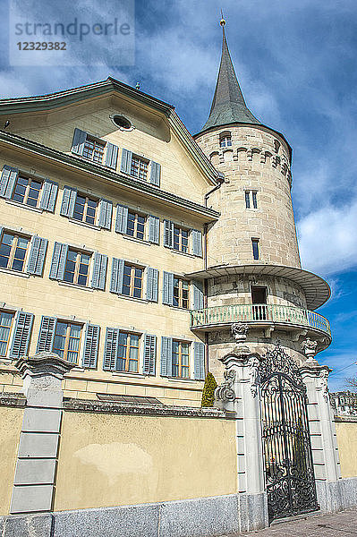 Schweiz  Luzern  Haus und Turm am Quai de l'Hotel-de-Ville  Rathausquai