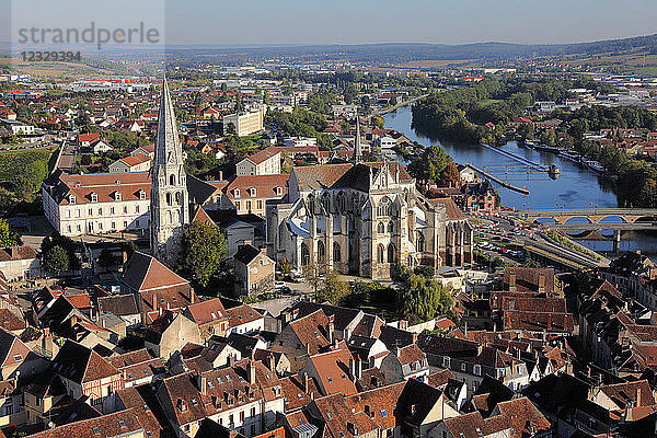 Frankreich  Region Bourgogne Franche Comte (Burgund)  Departement Yonne  Auxerre  Abtei Saint Germain und Fluss Yonne