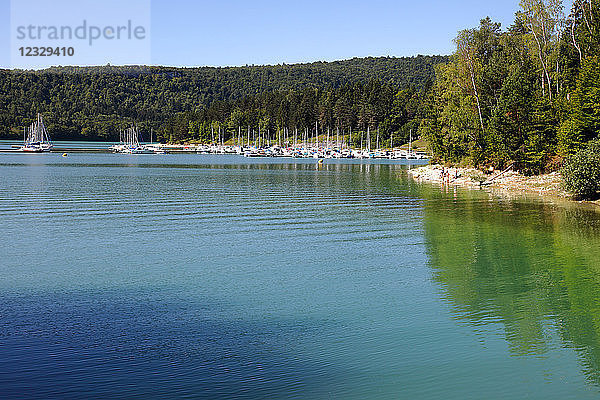 Frankreich  Bourgogne Franche Comte  Jura (39)  Vouglans See  la Mercantine Hafen bei Maisod