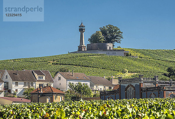 Frankreich  Grand Est  Marne  Verzenay inmitten der Weinberge  darüber der Leuchtturm  Coteaux de Champagne