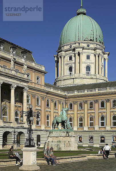 Ungarn  Budapest  Königspalast  Menschen