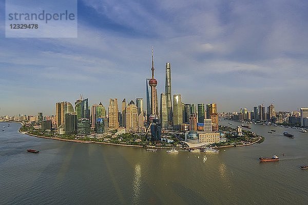 China  Shanghai City  Pudong Skyline Oriental Pearl  World Financial Center und Shanghai Towers  Huangpu River.