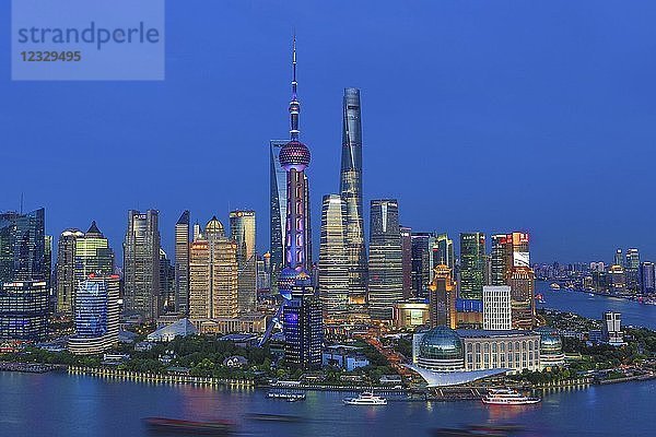 China  Shanghai City  Pudong Skyline Oriental Pearl  World Financial Center und Shanghai Towers  Huangpu River.