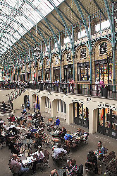 Großbritannien  England  London  Covent Garden Market  Menschen  Menschenmenge  Restaurant