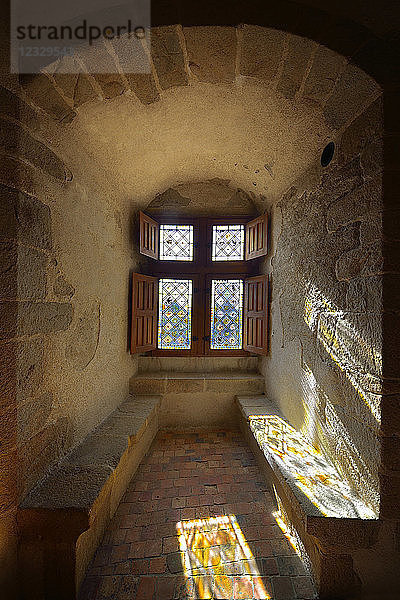Europa  Frankreich  Schlossfenster Suscinio in Sarzeau im Morbihan