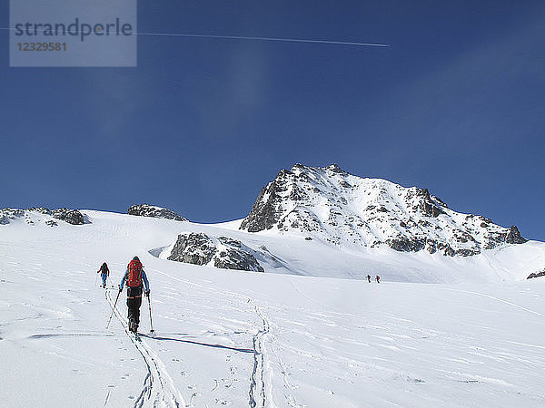 ÖSTERREICH  Tirol  Silvretta Gebirge  einige Langläufer wandern in Richtung Jamtal Joch Pass