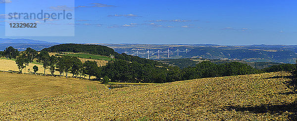 Europa Frankreich Millau-Viadukt  das das Tarn-Tal im Aveyron überspannt; obligatorischer Kredit: Architecte Sir Norman Foster (ADAGP)