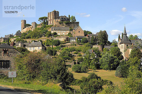 Frankreich  Nouvelle Aquitaine  Departement Correze (19)  Turenne (schönstes Dorf Frankreichs)