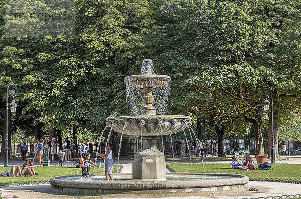 Frankreich  Paris 3. und 4. Bezirk  Springbrunnen im öffentlichen Garten am Place des Vosges