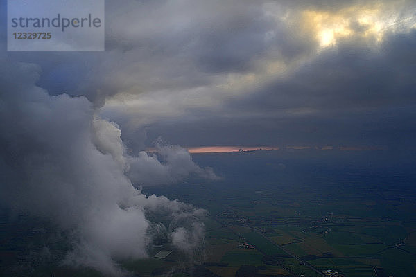 Europa Frankreich Blick aus der Vogelperspektive auf eine Wolkengruppe im Hinterland der Vendee