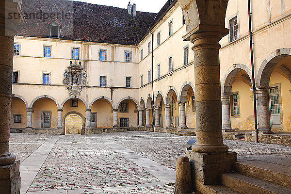 Frankreich  Franche Comte  Departement Jura (39)  Poligny  Ursulinen-Kloster