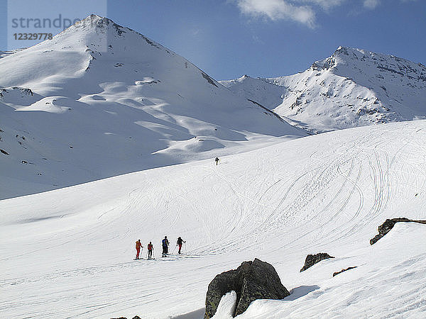 ÖSTERREICH  Tirol  Silvretta-Gebirge  eine Gruppe von Wanderern auf Langlaufskiern steuert den Kronenjoch-Pass an
