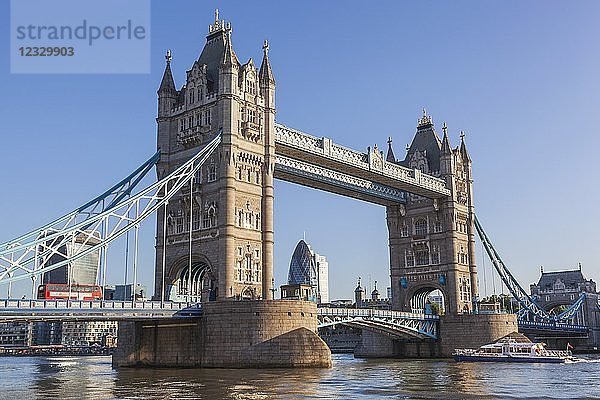 England  London  Tower Bridge und Skyline der Stadt