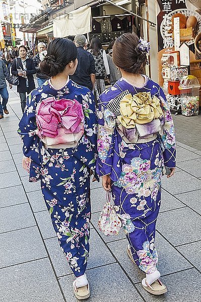 Japan  Hoshu  Tokio  Asakusa  Mädchen im Kimono
