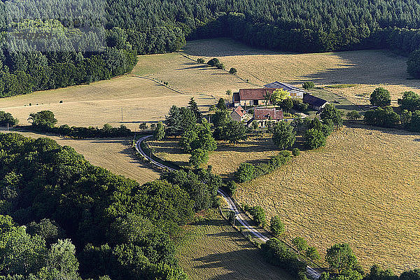 Europa  Frankreich  Felder und Wald in Burgund bei Donzy in der Nievre