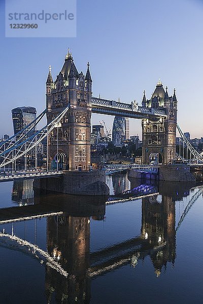 England London Tower Bridge in der Morgendämmerung