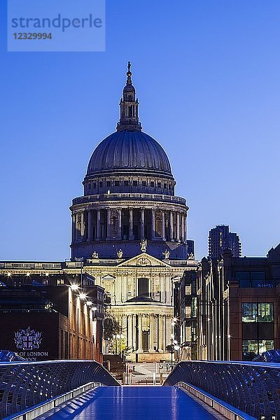 England  London  St.Pauls Kathedrale und Skyline der Stadt