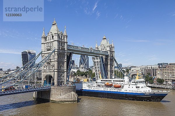 England London Tower Bridge und Kreuzfahrtschiff