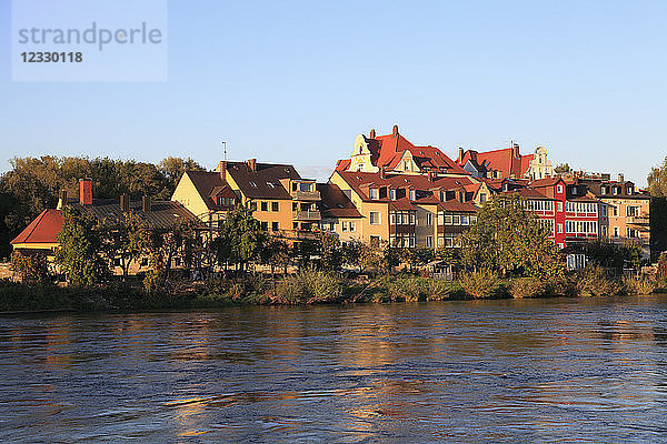 Deutschland  Bayern  Regensburg  Fluss Donau  Gesamtansicht