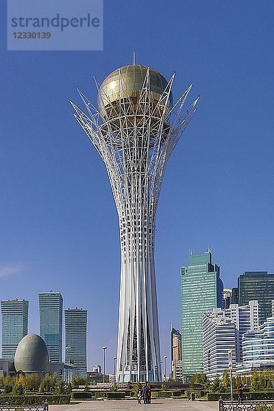 Kasachstan  Astana City  Neue Verwaltungsstadt  Nurzhol Avenue und Bayterek-Denkmal