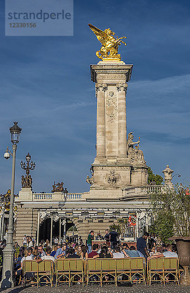 Frankreich  Ile de France  Paris  7. Arrondissement  Caféterrasse am Fuße der Alexander-III-Brücke  gestaltetes Ufer der Seine