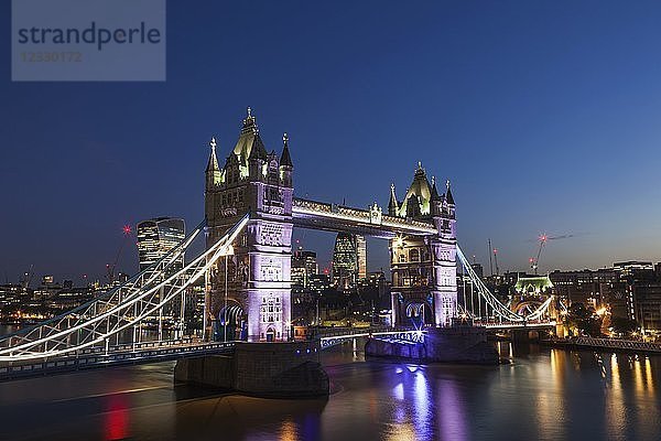 England  London  Tower Bridge bei Nacht